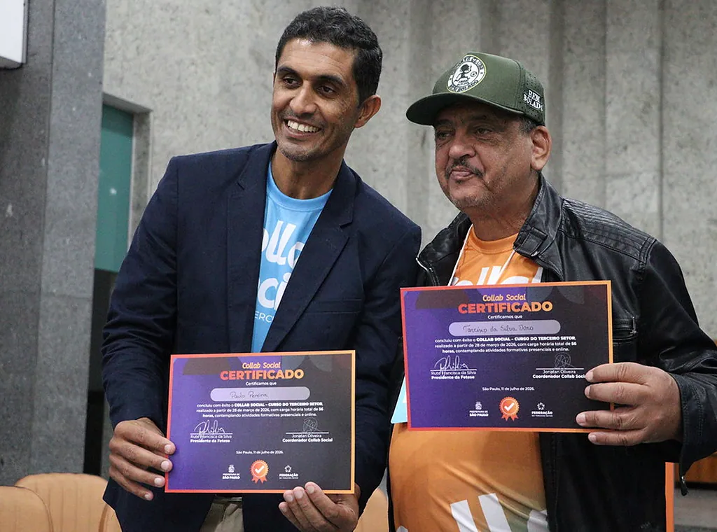 Participantes com os certificados do Collab Social