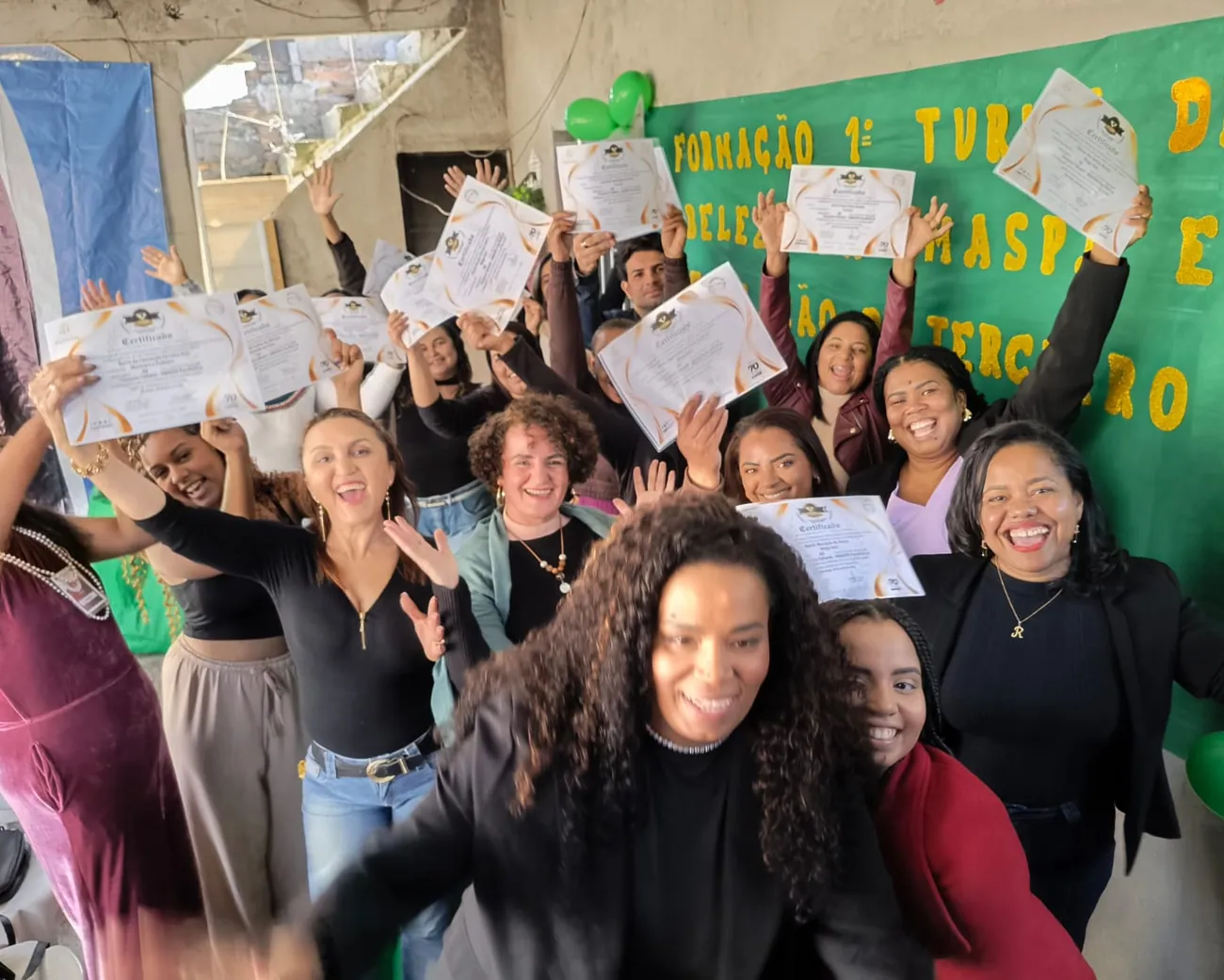 Formandas do Projeto Beleza comemorando com os certificados