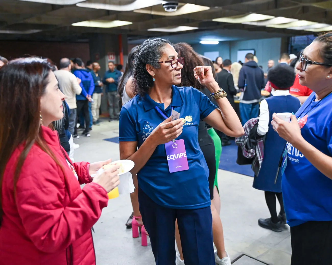 Conversa entre participantes durante o intervalo do evento