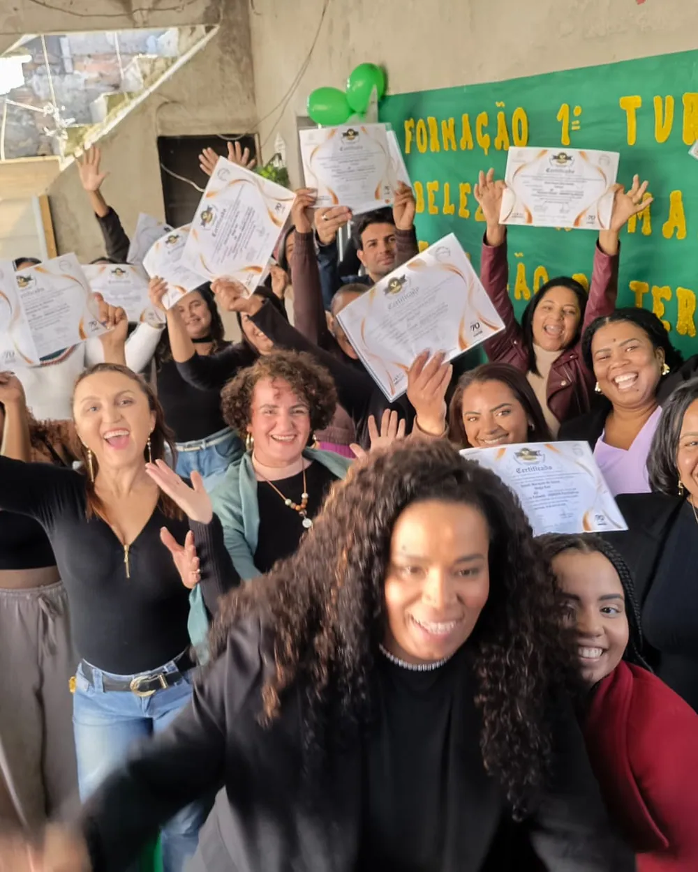 Formandas do Projeto Beleza com os certificados