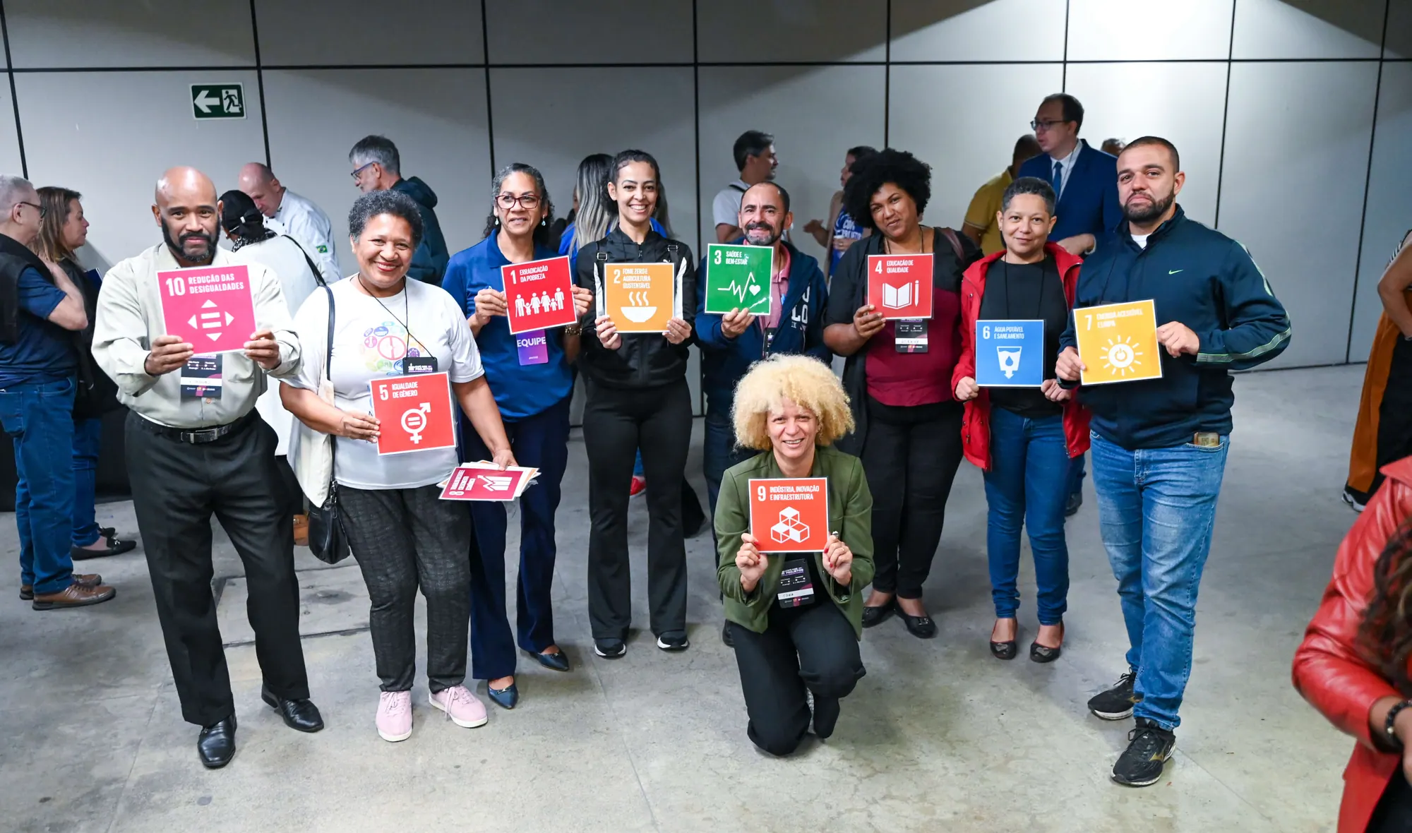 Turma do Collab Social com as placas dos Objetivos de Desenvolvimento Sustentável