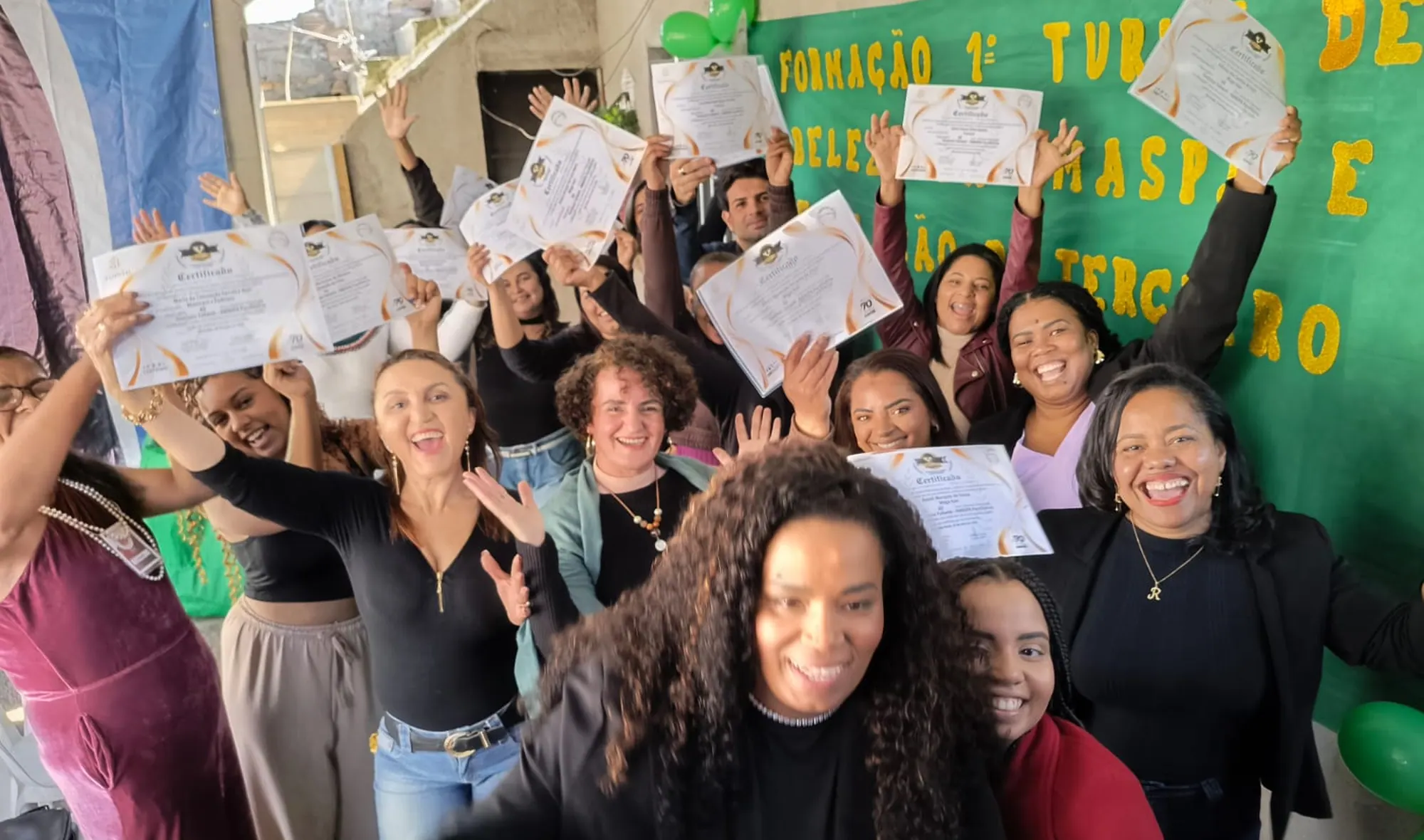 Formandas do Projeto Beleza comemorando com os certificados